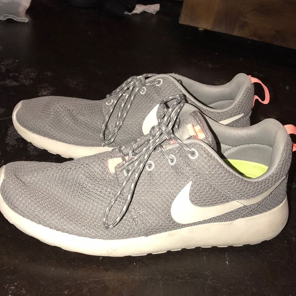 Women’s Nike tennis shoes